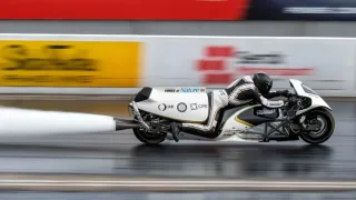 Britaniyalik muhandis soatiga 311 km tezlikda harakatlanuvchi mototsikl yaratdi