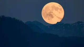 Oy may oyida oltita yorqin yulduzni to'sib qo'yadi