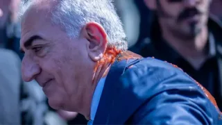 Berlinda Rizo Pahlaviyning ustiga qizil bo'yoq sepib ketildi