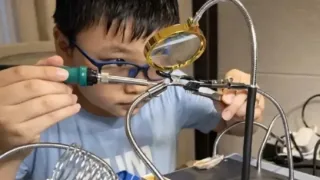 Xitoylik 14 yoshli o'smir uyida samolyot dvigateli yasadi