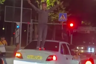Toshkentda bolalar haydovchilardan pul so'rab mashinalar ustiga chiqmoqda