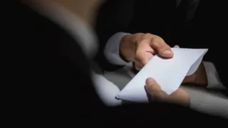 Termizda maktab direktori pora olishda aybdor topildi