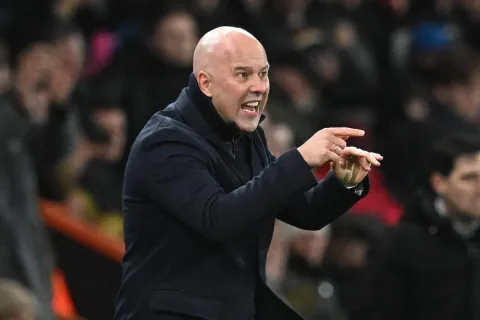 Arne Slot "Liverpul"ni Chempionlar ligasidan chiqarib yuborilganidan keyin kuchaytirish haqida gapirdi