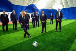 Mirziyoyev Farg'onada «Neftchi» futbol akademiyasi sharoitlari bilan tanishdi