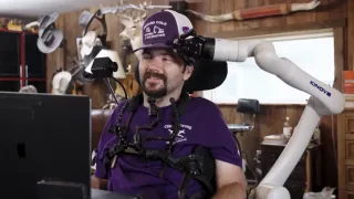 Neuralink falajlangan bemorga robotni fikr kuchi bilan boshqarishni o'rgatdi