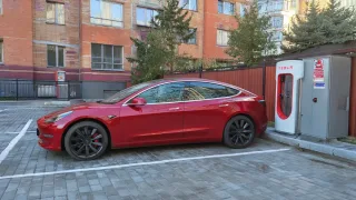 Tesla Supercharger stansiyalarida virtual navbat tizimi joriy etildi
