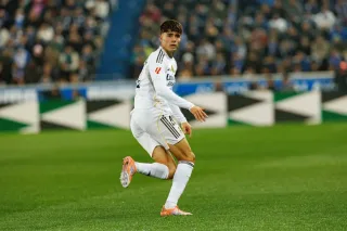 «Ayntraxt» «Real Madrid» himoyachisini sotib olish bo'yicha muzokaralarni boshladi