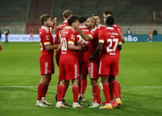 Vensan Kompani Bundesliga tarixidagi birinchi ayol murabbiyni qo'llab-quvvatladi