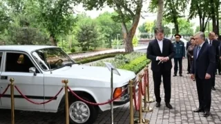 Mirziyoyev hokim bo'lib ishlagan yillardagi xizmat avtomobili ko'rsatildi