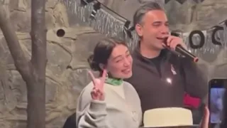 Kadir Do'g'uluning 44 yoshini xotinining iliq tilaklari va mahalla to'yi uslubidagi tantana bilan nishonlashdi