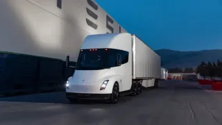 Tesla Nevada zavodida Semi yuk mashinalarini seriyali ishlab chiqarishni boshladi