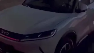 Toshkent yo‘lida treylerdan tushib ketgan yangi BYD avtomobili