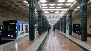 Toshkent metrosida poyezd yo'liga tushib ketgan ayol qutqarib qolindi