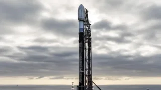 SpaceX raketasi koinotga 45 ta sun'iy yo'ldoshni olib chiqadi