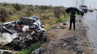 Navoiyda yuk mashinasi va yengil avtomobil to'qnashuvi oqibatida ikki kishi halok bo'ldi