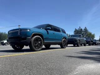 AQSHda Rivian R1 elektromobillarining texnik holati tekshirilmoqda