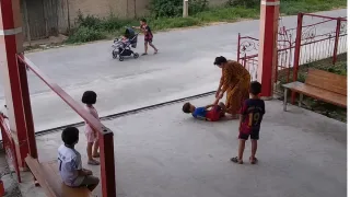 Jizzaxda qo‘shnisining bolasini urgan ayol ustidan tekshiruv boshlandi