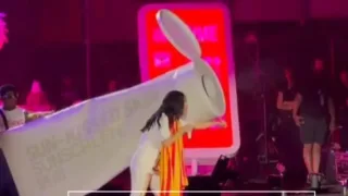 Keti Perri Ispaniyadagi festivalda noodatiy sahnaviy chiqish namoyish etdi