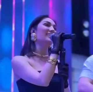 Munisa Rizayeva to‘ydagi chiqishi bilan muxlislar e’tiborini qozondi