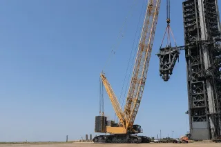 SpaceX Starbase kosmodromidagi Mechazilla tizimini modernizatsiya qilmoqda