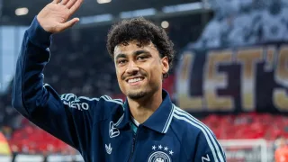 Arsenal Nathaniel Brown transferida Bavariyani ortda qoldirmoqda
