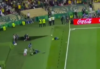 Abduqodir Husanov o‘zi yiqitgan operatorga futbolka sovg‘a qildi