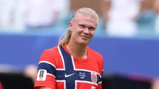 Erling Xoland 24 yoshni oilasi davrasida osoyishta kutib oldi