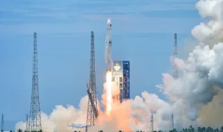 Xitoy qayta foydalaniladigan raketa texnologiyasini muvaffaqiyatli sinovdan o‘tkazdi