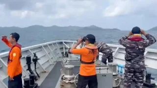 Indoneziyada uch kun dengizda qolgan qizaloq qutqarib olindi
