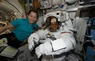 NASA astronavtlari xalqaro kosmik stansiyada taʼmirlash ishlarini olib bormoqda