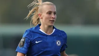 Chelsi Aggie Beever-Jones bilan olti yillik shartnoma imzoladi