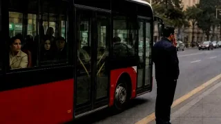 Bokuda haydovchi yo‘lovchilarni avtobusda qoldirib tamaki chekdi