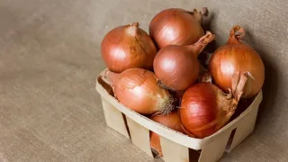 Yozda karavot yoniga piyoz qo‘yishning foydali xususiyatlari nimada