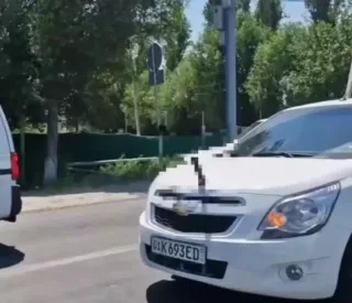 Avtomobil kapotiga buyum o‘rnatgan haydovchi 15 sutkaga qamaldi