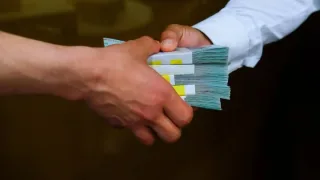Qashqadaryoda pora olgan maktab direktori besh yilga qamaldi