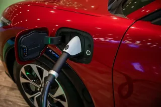 Elektromobillar uchun quvvatlash infratuzilmasi bosqichma-bosqich yaxshilanib bormoqda