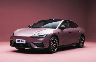 Geely kompaniyasi Xiaomi raqobatchisi bo'lgan yangi sedanini taqdim etdi