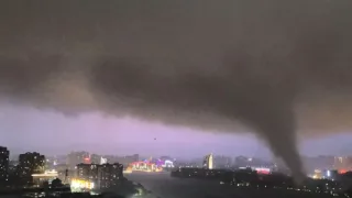 Xitoyda kuchli tornado oqibatida 12-qavatdan uchib ketgan erkak omon qoldi