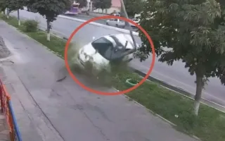 Farg‘onada Lacetti haydovchisi boshqaruvni yo‘qotib daraxtga urildi
