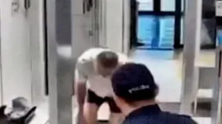 Ostonada metall detektordan o‘tayotgan keksa fuqaro jarimaga tortildi