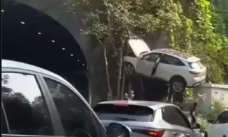 Xitoyda avtomobil qoya devorida osilib qolgan holatda topildi