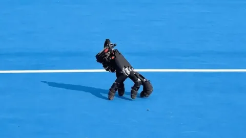 Shveysariyalik olimlar barmoqlari yordamida harakatlanuvchi robot qo'l yaratdi