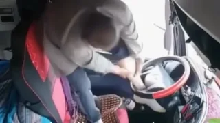 Polshada yuk mashinasi haydovchisining oyog‘i rulga qisilib qoldi