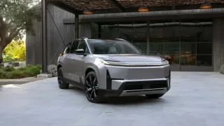 Toyota Highlander elektromobilini ishlab chiqarish muddatini ortga surdi
