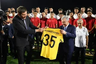 Prezident Nukusdagi rekonstruksiya qilingan Turon stadionini ko‘zdan kechirdi
