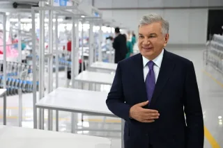 Prezident Andijondagi yangi to‘qimachilik fabrikasi faoliyati bilan tanishdi