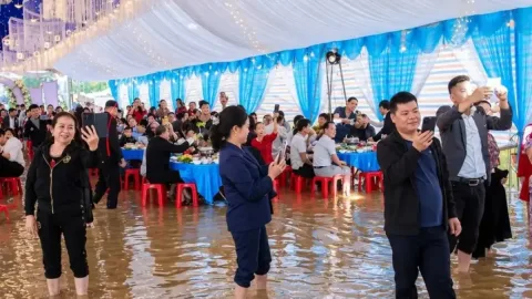 Vetnamda suv toshqiniga qaramay o‘tkazilgan nikoh to‘yi tafsilotlari
