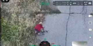 Ukrainalik ayol dron kabelini qo‘li bilan yechib oldi
