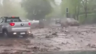 Chilida kuchli sel oqimi avtomobillarni oqizib ketdi