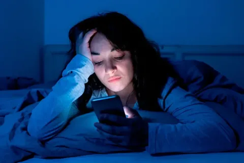 Qorong‘uda smartfondan foydalanish haqidagi xavotirli xabarlar qanchalik asosli